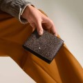 Portfel Montblanc Sartorial 8cc Gravel brązowy prezentacja.jpg