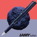 Pióro wieczne Lamy Safari Dark Dusk SE 2025 plakat.jpg
