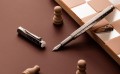 Pióro wieczne Caran d'Ache Ecridor Damier Grey Silver prezentacja.jpg
