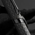 Pióro wieczne Diplomat Cobra Matte Black Guilloche detale.jpg