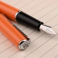 Pióro wieczne Diplomat Traveller Lumi Orange prezentacja.jpg