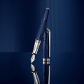 Pióro wieczne Caran d'Ache Leman Blue Marine prezentacja.jpg
